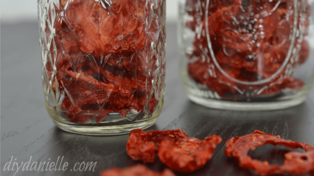 https://theorganicgoatlady.com/wp-content/uploads/2018/06/how-to-dehydrate-tomatoes.png